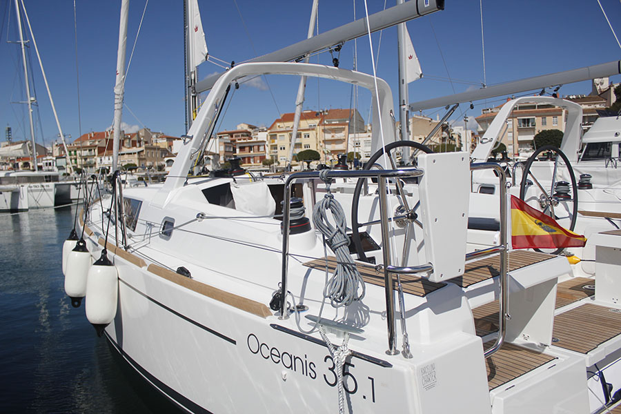 Sail boat FOR CHARTER, year 2020 brand Beneteau and model Oceanis 35.1, available in Club Nàutic L'Estartit Torroella de Montgrí Girona España
